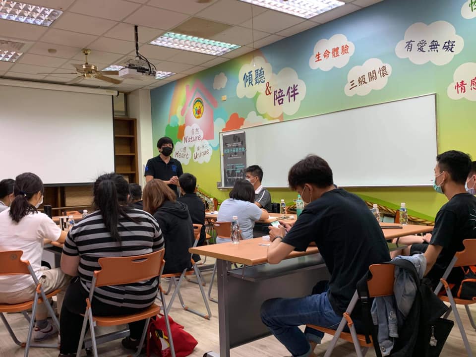 李文佑受南華大學之邀，與資源教室學生分享職前探索經驗。