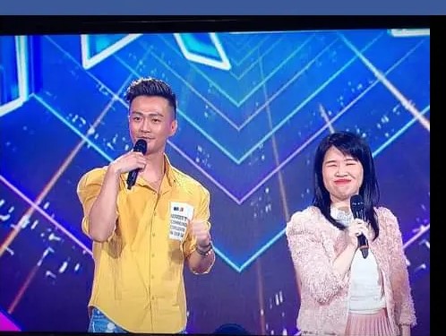 楊玉凡與林俊逸老師合唱。