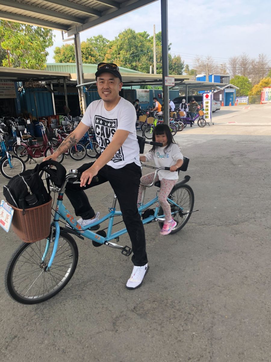 作者騎車載女兒兜風。照片攝於東豐鐵馬道租車處。