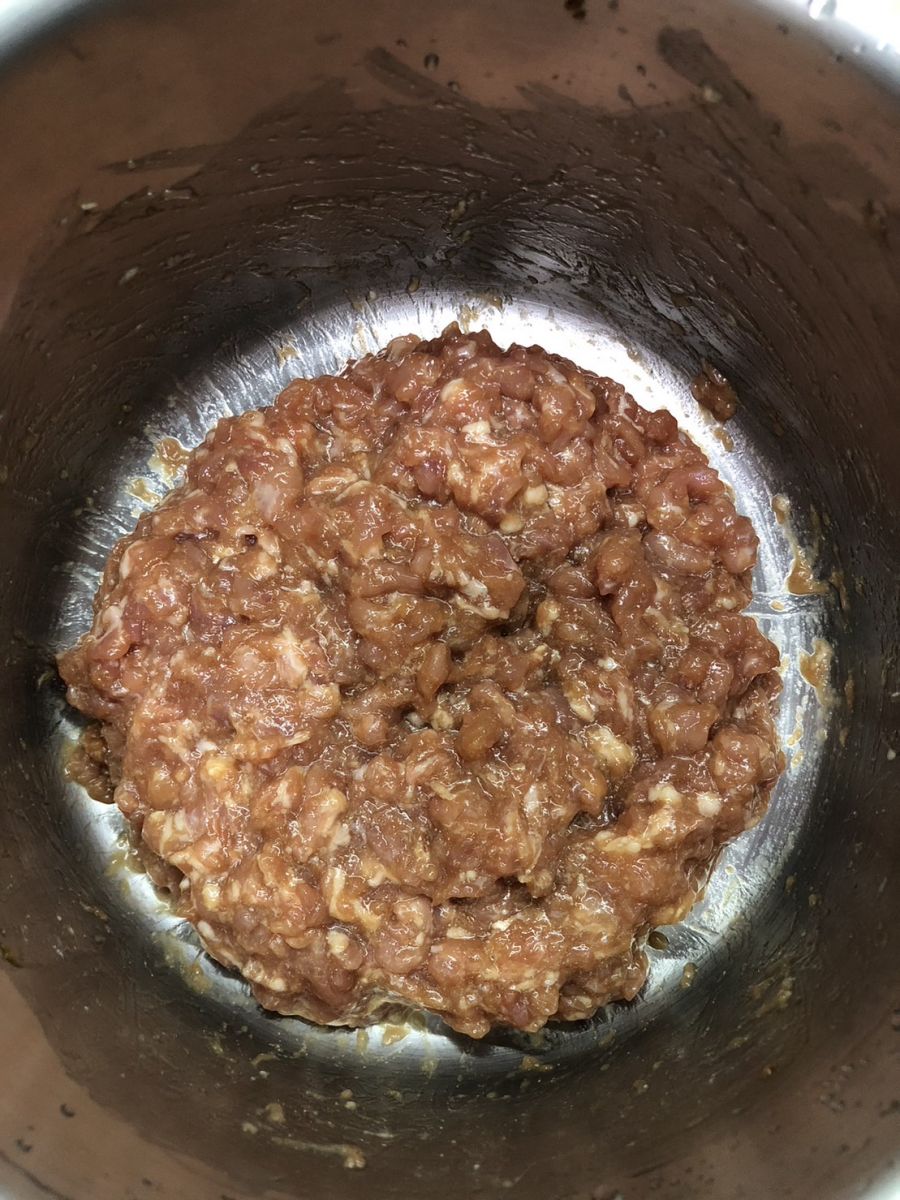 調味料與絞肉攪拌均勻的肉燥。