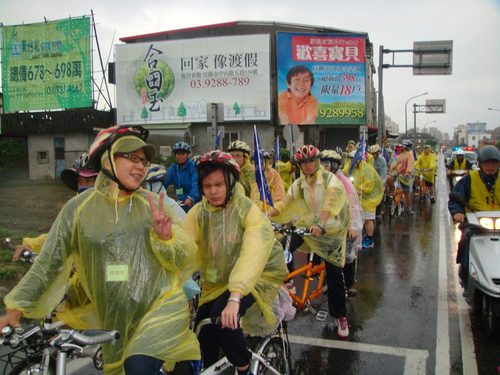 雖然天候不佳，穿上雨衣的車隊仍然大步前進
