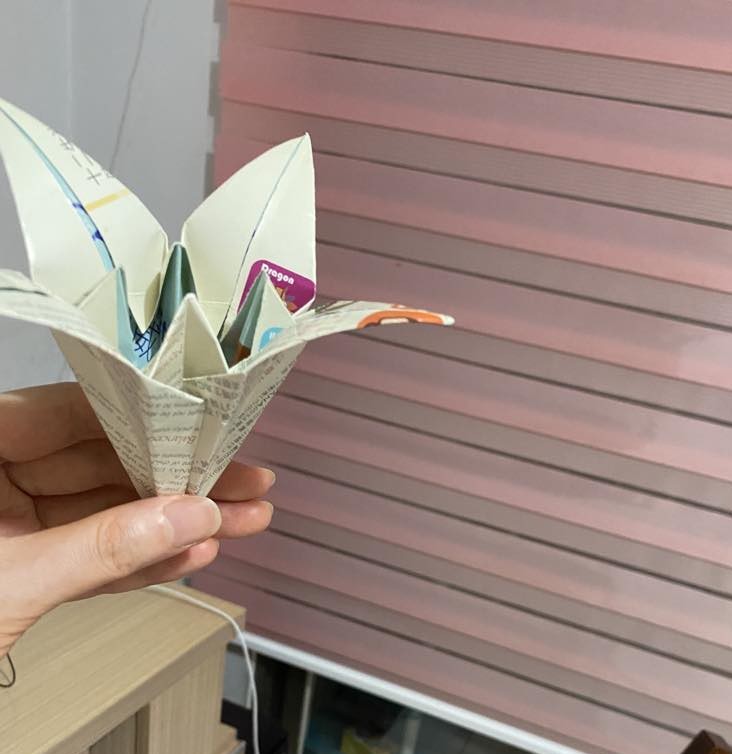 曾喬慧摺的百合花。