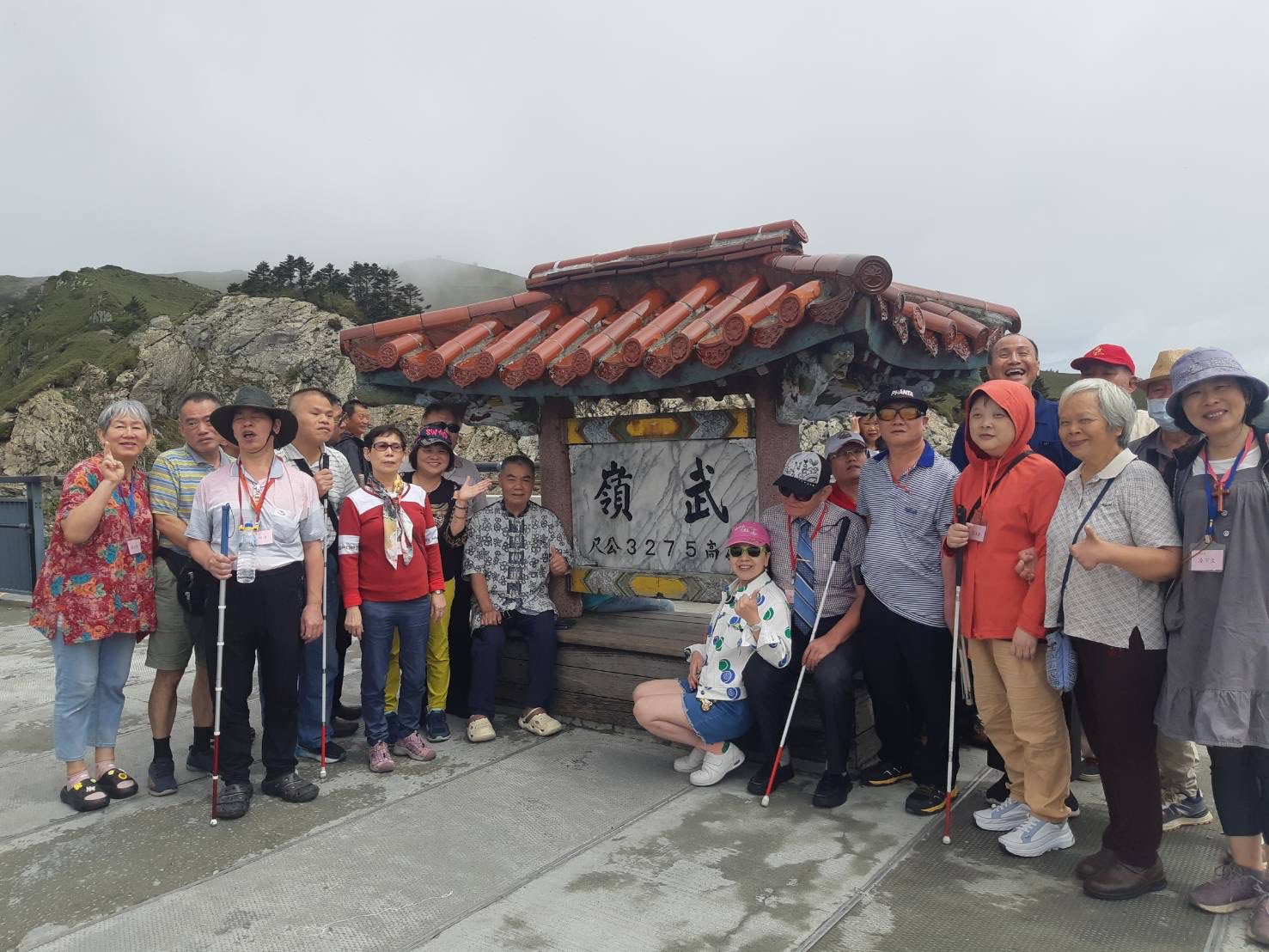 李昆旺與朋友上在合歡山合影。