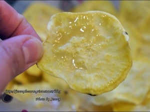 04取出作法3地瓜片,於表面刷上薄薄一層蜂蜜,再放進烤箱烤約5分鐘取出置涼即可。 04取出作法3地瓜片,於表面刷上薄薄一層蜂蜜,再放進烤箱烤約5分鐘取出置涼即可。