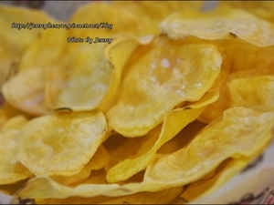 取出作法3地瓜片,於表面刷上薄薄一層蜂蜜,再放進烤箱烤約5分鐘取出置涼即可 取出作法3地瓜片,於表面刷上薄薄一層蜂蜜,再放進烤箱烤約5分鐘取出置涼即可