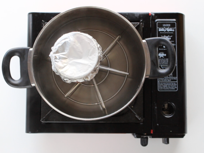 準備一鍋水，沸騰後轉小火隔水蒸15分鐘。