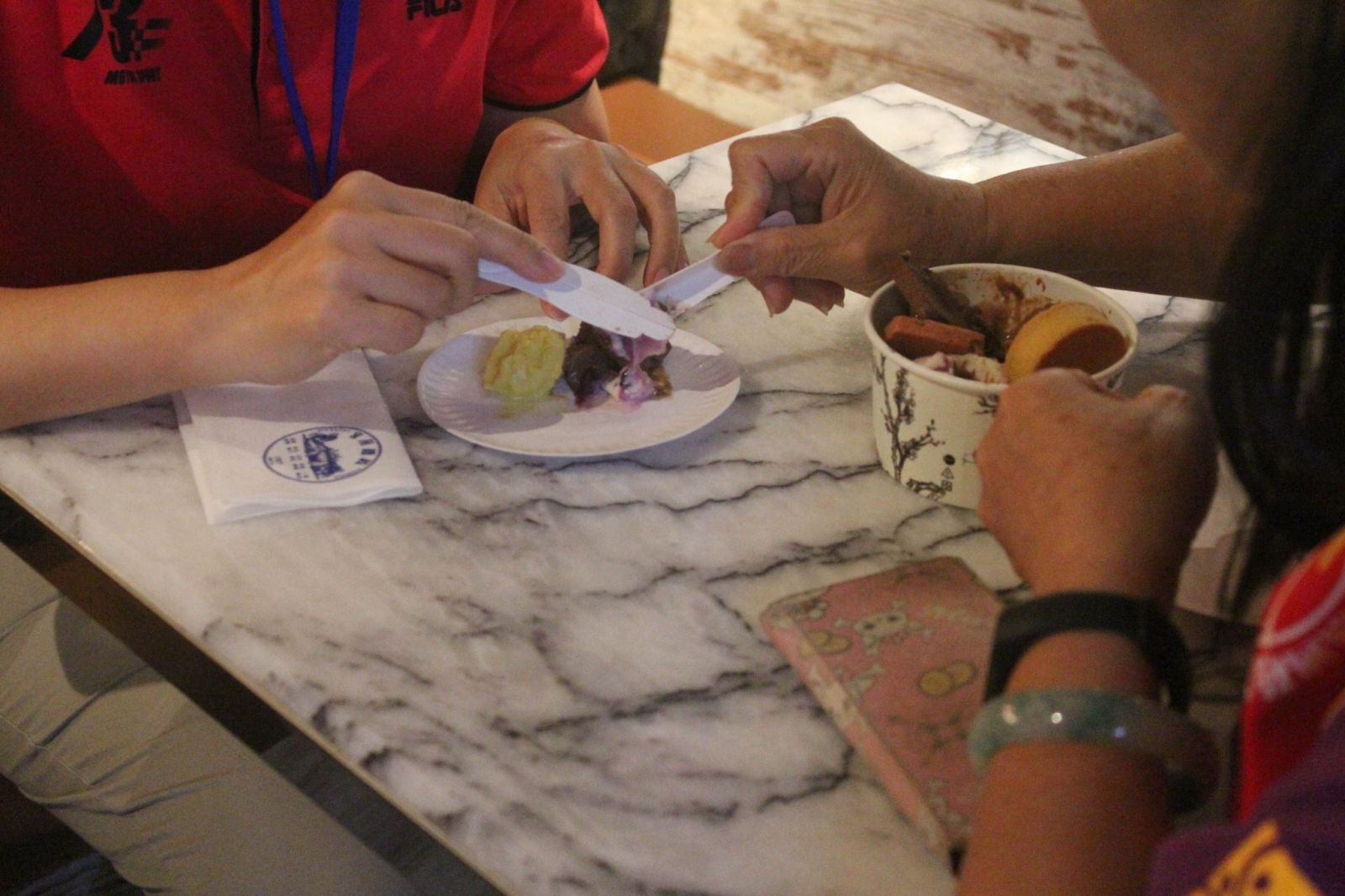 視障朋友與志工一同享用美味的冰品。