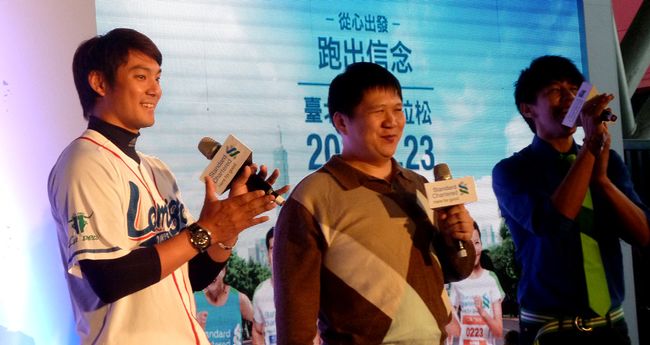 詹智堯（左）與林浚暉（中）出席記者會。