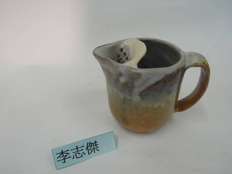 陶藝作品二：簡化茶壺功能的陶瓷杯。