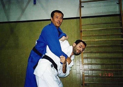 李青政教練曾獲得2004年雅典帕運第五名的佳績，此照片是與外國選手訓練時所拍攝。