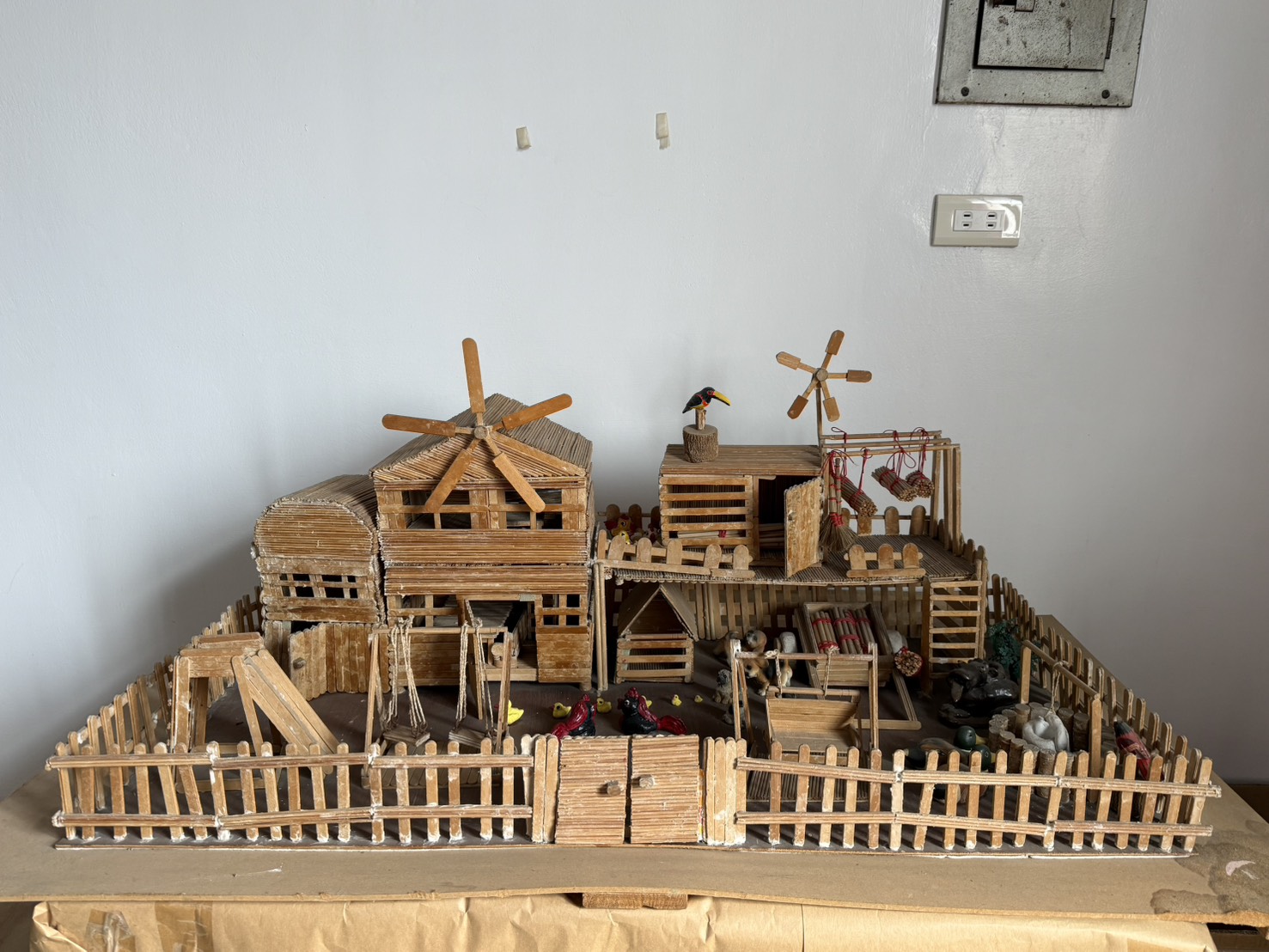 張百順的藝術作品「農莊」，於 2010 年榮獲「光之藝廊」最佳創作精神獎。