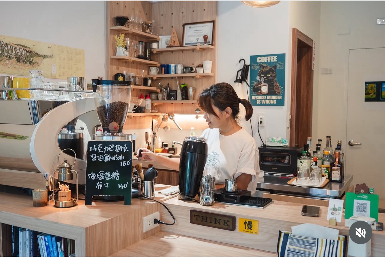 張逸詩透過展覽將不同的人群聚集在小水牛咖啡店的空間裡。
