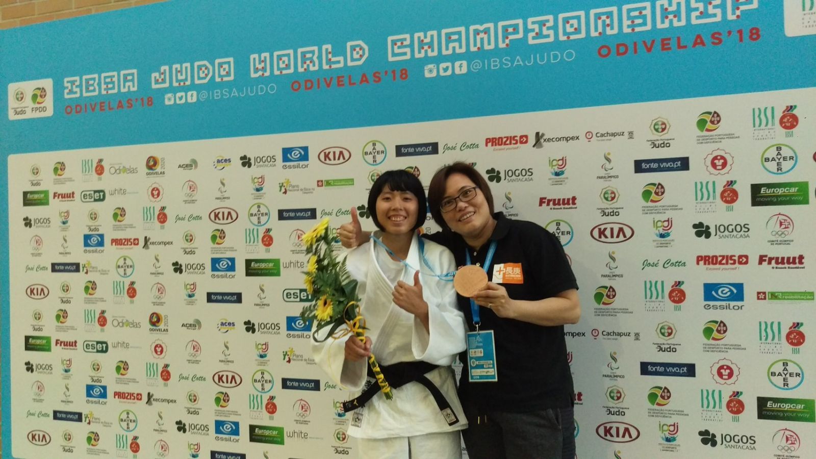 防護員蘇玟姜默默守護李凱琳，是她在運動場上最強大的後盾。