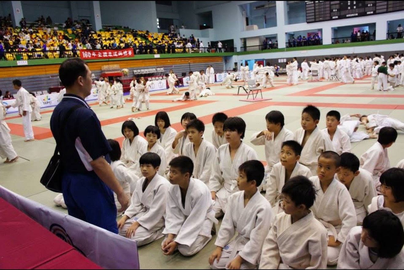 2013年李青政被診斷出罹患帕金森氏症，並開始接受藥物治療。此照片為李青政教練在病發後，秉持貫徹始終的柔道精神，依然堅持到柔道館教導小選手們。