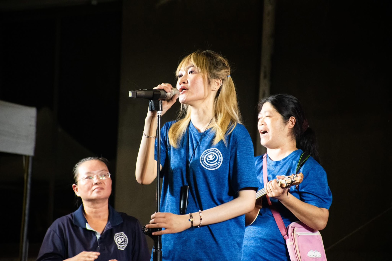 妍融熱愛音樂，喜歡唱歌，常參加比賽並獲獎。