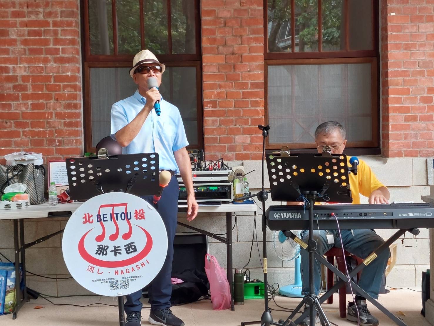 陳裕順常受邀與其他街頭藝人合作演出，最常唱的是代表北投的懷舊名歌《溫泉鄉的吉他》。