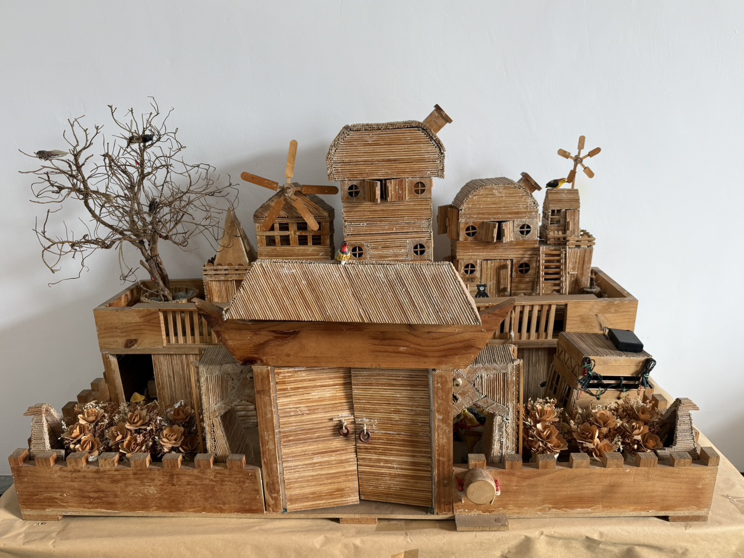 獲獎作品「我心目中的皇宮」，還特製了階梯，可以登上牆頭瞭望呢！