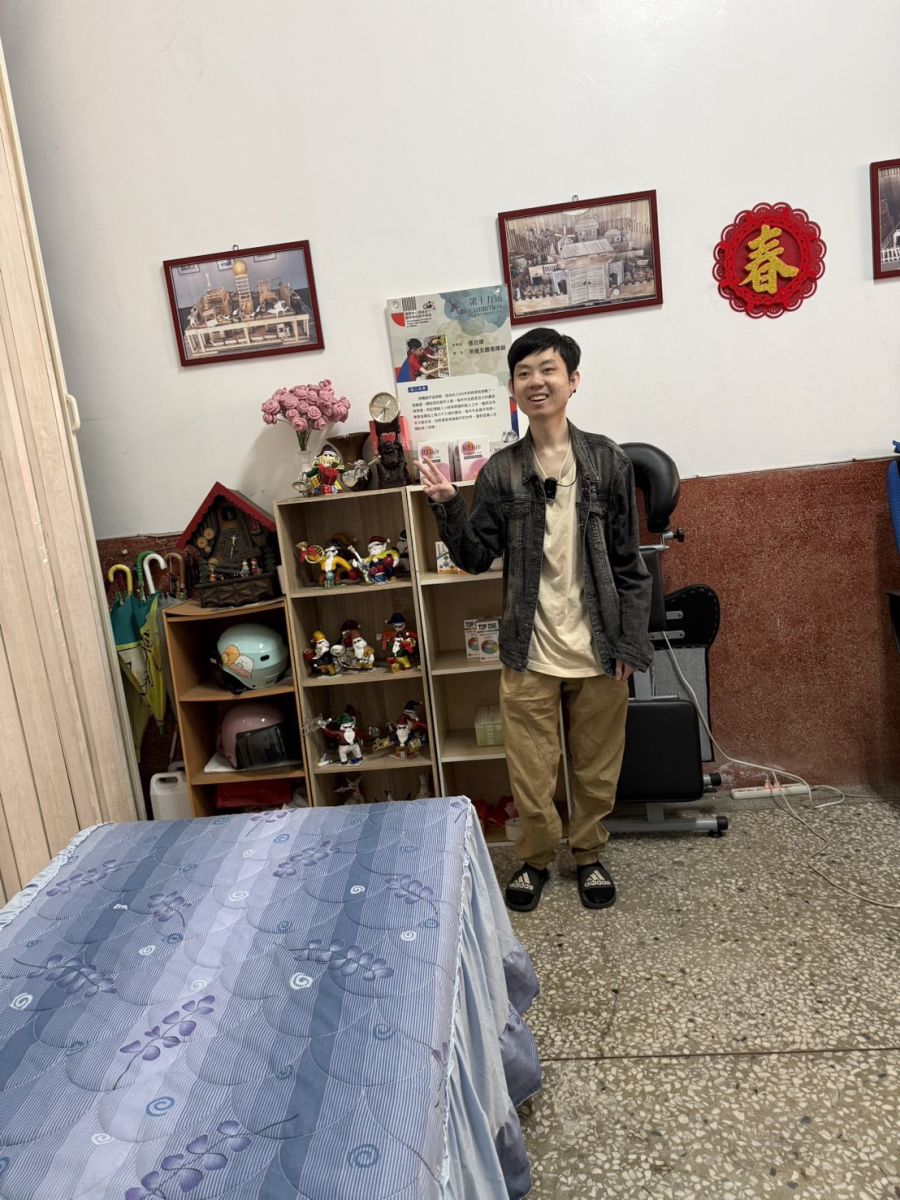 張百順自家簡潔的按摩室。