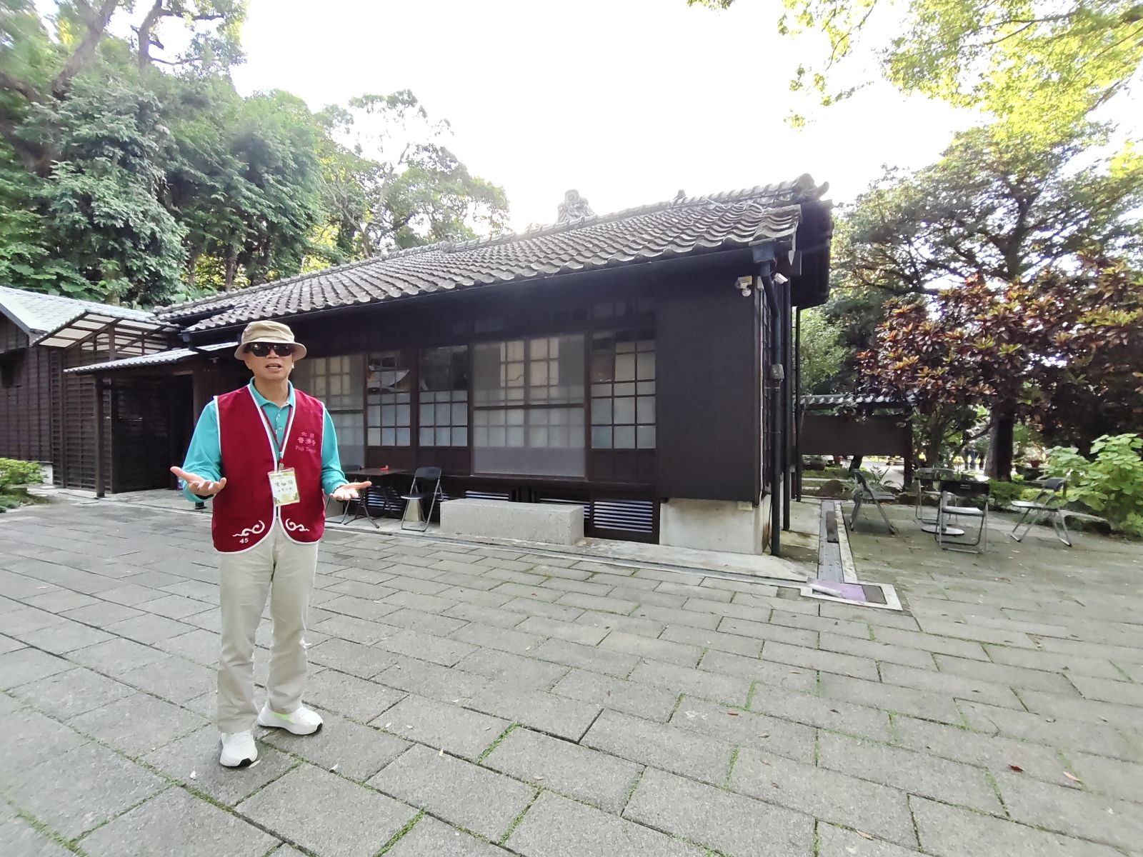 陳裕順以義工身分在「普濟寺」擔任導覽。