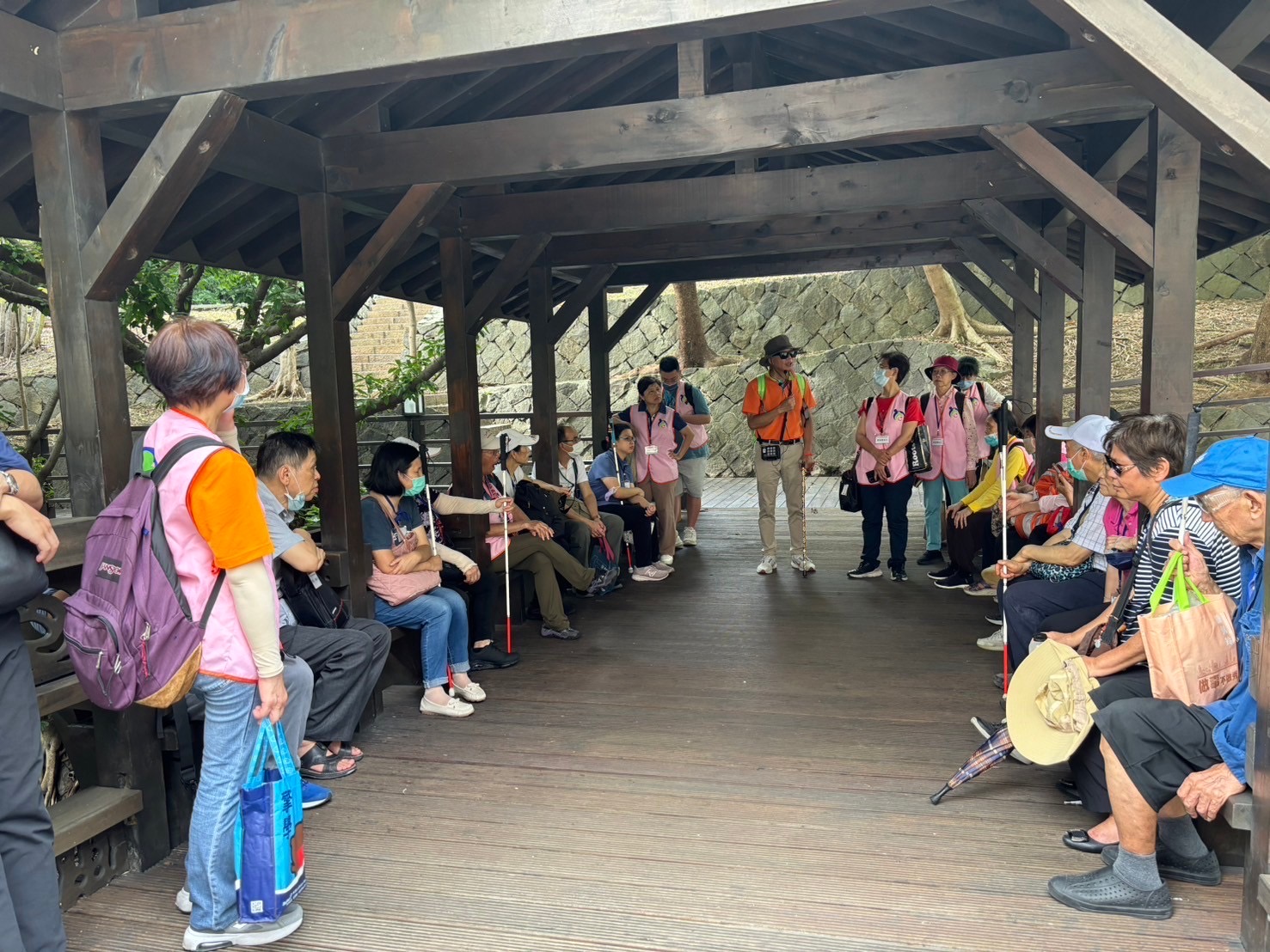 為視障團體導覽時，陳裕順顯得自在，也提供更細緻、精準的口述。