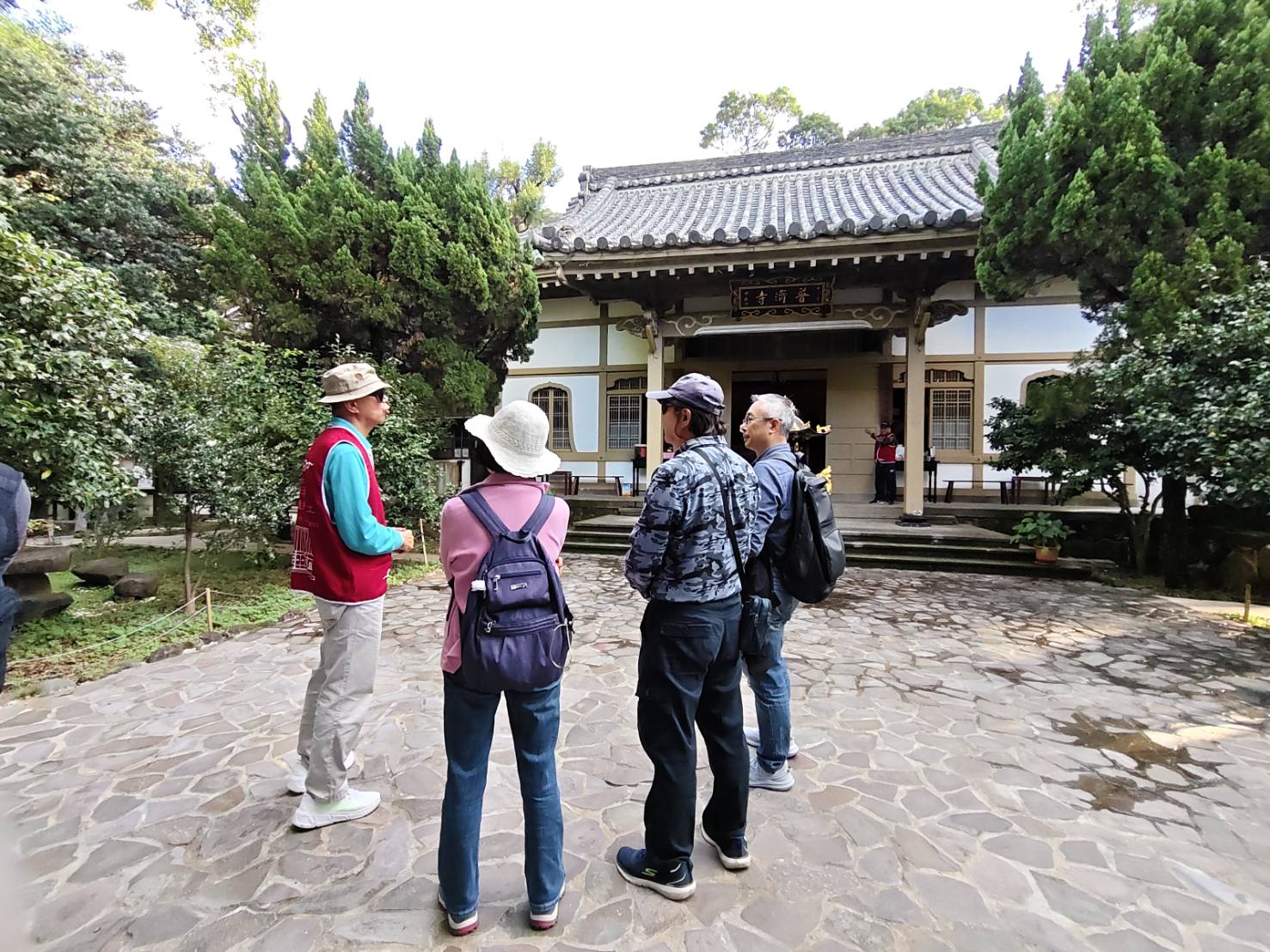很多遊客慕名而來，請陳裕順導覽普濟寺。