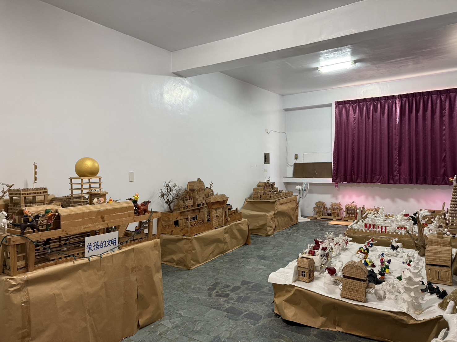 家中的三樓闢為作品展覽區，擺設大作品七件，比較小的十數件。