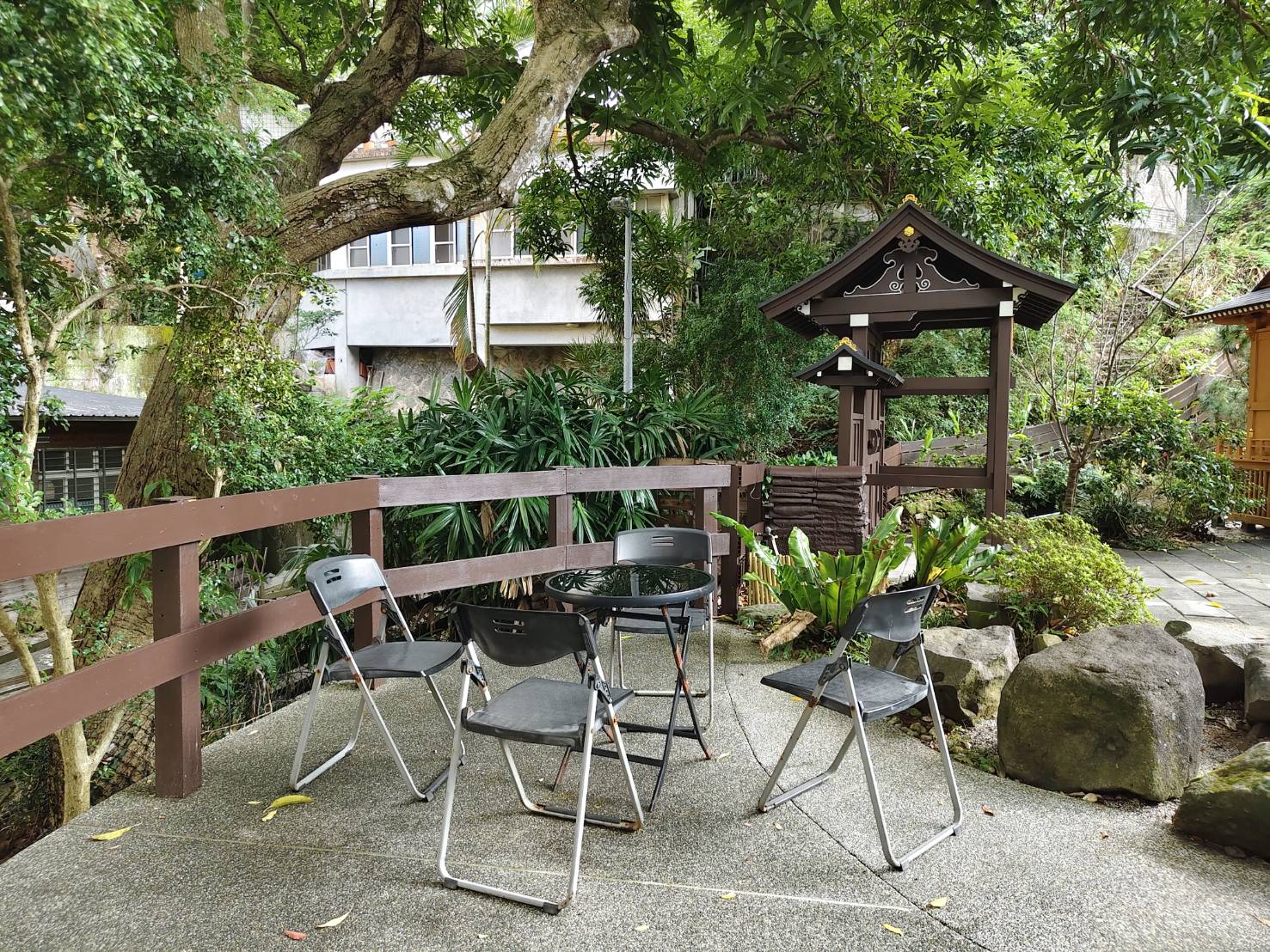 寺前樹蔭下擺著幾張桌椅，提供遊客休憩之用。