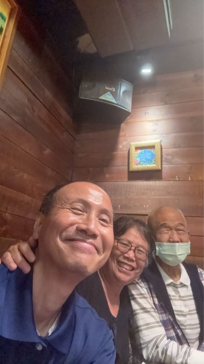 作者李昆旺與恩師夫婦合照。